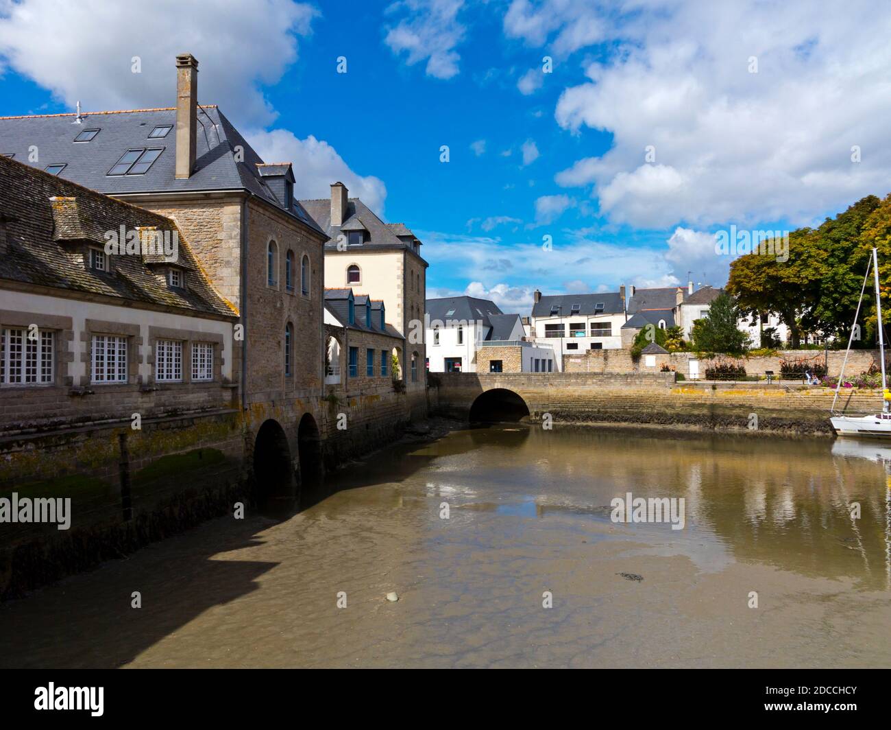 Il porto di Pont l'Abbe una piccola città sulla costa nord-occidentale della Bretagna in Francia. Foto Stock