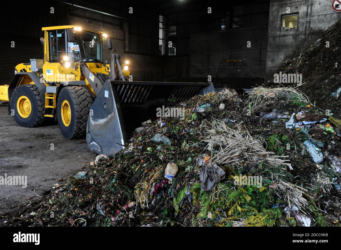 GERMANIA, Amburgo, fabbrica di compost e impianto di biogas, i rifiuti organici sono fermentati a secco a Biogas e al composto, il gas metano è fornito alla rete di gas, i rifiuti organici provenienti dai giardini domestici / DEUTSCHLAND, Amburgo , Kompostwerk und Biogasanlage Buetzberg der Stadtreinigung Hamburg, In einer Trockenfermentation Anlage werden aus organischen Abfaellen Biogas und hochwertiger Kompost erzeugt, das gas wird durch Vattenfall in das Gasnetz eingespeist Foto Stock