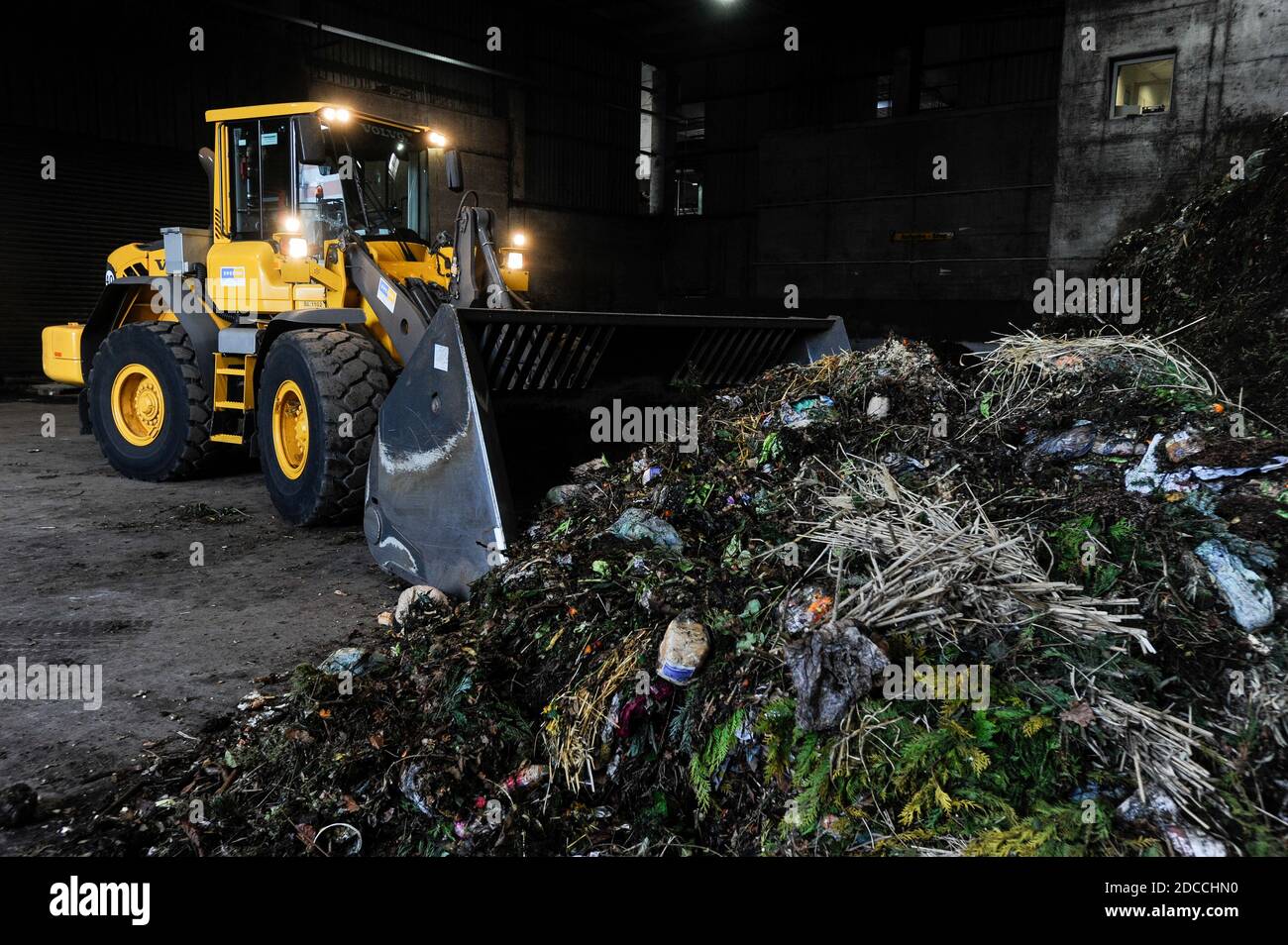 GERMANIA, Amburgo, fabbrica di compost e impianto di biogas, i rifiuti organici sono fermentati a secco a Biogas e al composto, il gas metano è fornito alla rete di gas, i rifiuti organici provenienti dai giardini domestici / DEUTSCHLAND, Amburgo , Kompostwerk und Biogasanlage Buetzberg der Stadtreinigung Hamburg, In einer Trockenfermentation Anlage werden aus organischen Abfaellen Biogas und hochwertiger Kompost erzeugt, das gas wird durch Vattenfall in das Gasnetz eingespeist Foto Stock