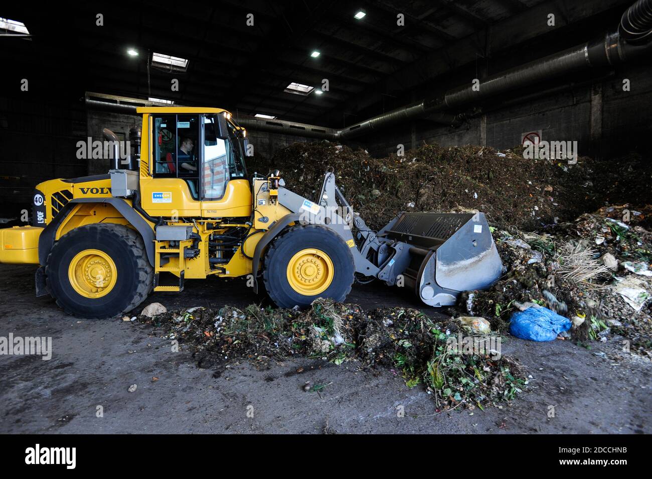 GERMANIA, Amburgo, fabbrica di compost e impianto di biogas, i rifiuti organici sono fermentati a secco a Biogas e al composto, il gas metano è fornito alla rete di gas, i rifiuti organici provenienti dai giardini domestici / DEUTSCHLAND, Amburgo , Kompostwerk und Biogasanlage Buetzberg der Stadtreinigung Hamburg, In einer Trockenfermentation Anlage werden aus organischen Abfaellen Biogas und hochwertiger Kompost erzeugt, das gas wird durch Vattenfall in das Gasnetz eingespeist Foto Stock