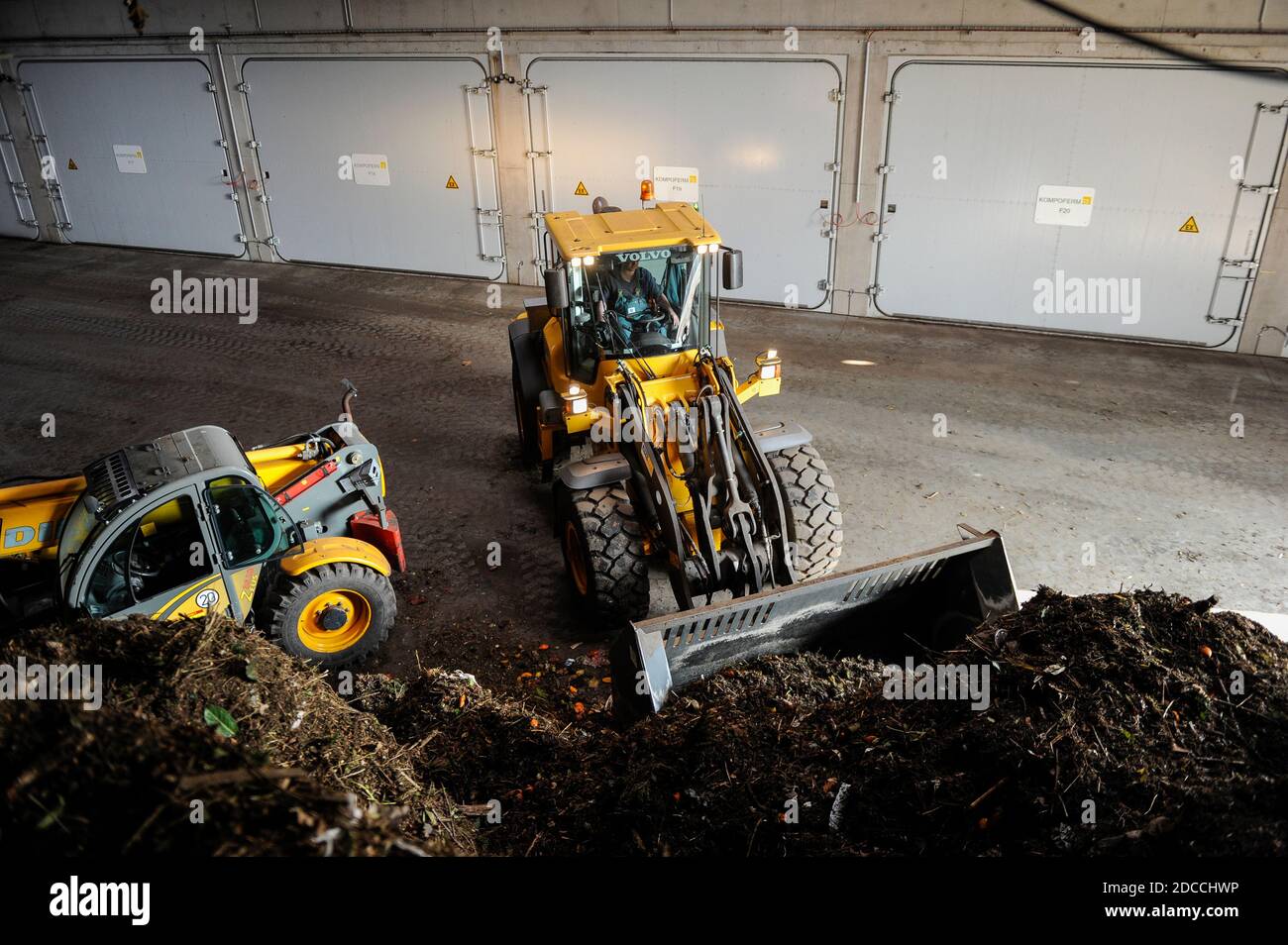 GERMANIA, Amburgo, fabbrica di compost e impianto di biogas, i rifiuti organici sono fermentati a secco a Biogas e al composto, il gas di bio-metano è fornito nella rete di gas, camere di fermentazione / DEUTSCHLAND, Amburgo , Kompostwerk und Biogasanlage Buetzberg der Stadtreinigung Hamburg, In einer Trockenfermentation Anlage werden aus organischen Abfaellen Biogas und hochwertiger Kompost erzeugt, das gas wird durch Vattenfall in das Gasnetz eingespeist, Gärkammern Foto Stock