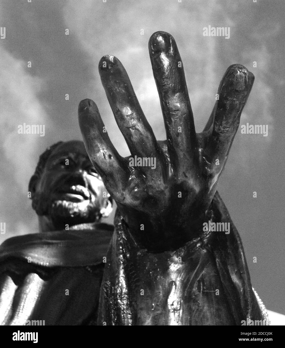 Una statua di bronzo di San Francesco d'Assisi che offre una mano d'aiuto a Santa Fe, New Mexico USA. Foto Stock