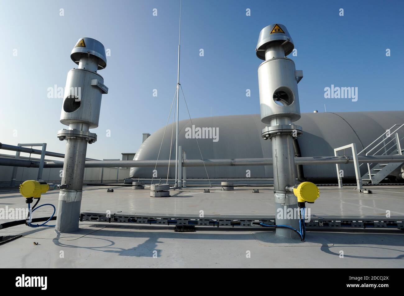 GERMANIA, Amburgo, stabilimento di compost e impianto di biogas , i rifiuti organici vengono fermentati a secco a Biogas e compost , il gas biometano viene fornito alla rete pubblica di gas / DEUTSCHLAND, Amburgo , Kompostwerk und Biogasanlage Buetzberg der Stadtreinigung Hamburg, In einer Trockenfermentation Anlage werden aus Bioabbaellen Biogas und hochwertiger Kompost erzeugt, das Bio-methan gas wird durch Vattenfall in das Gasnetz eingespeist Foto Stock