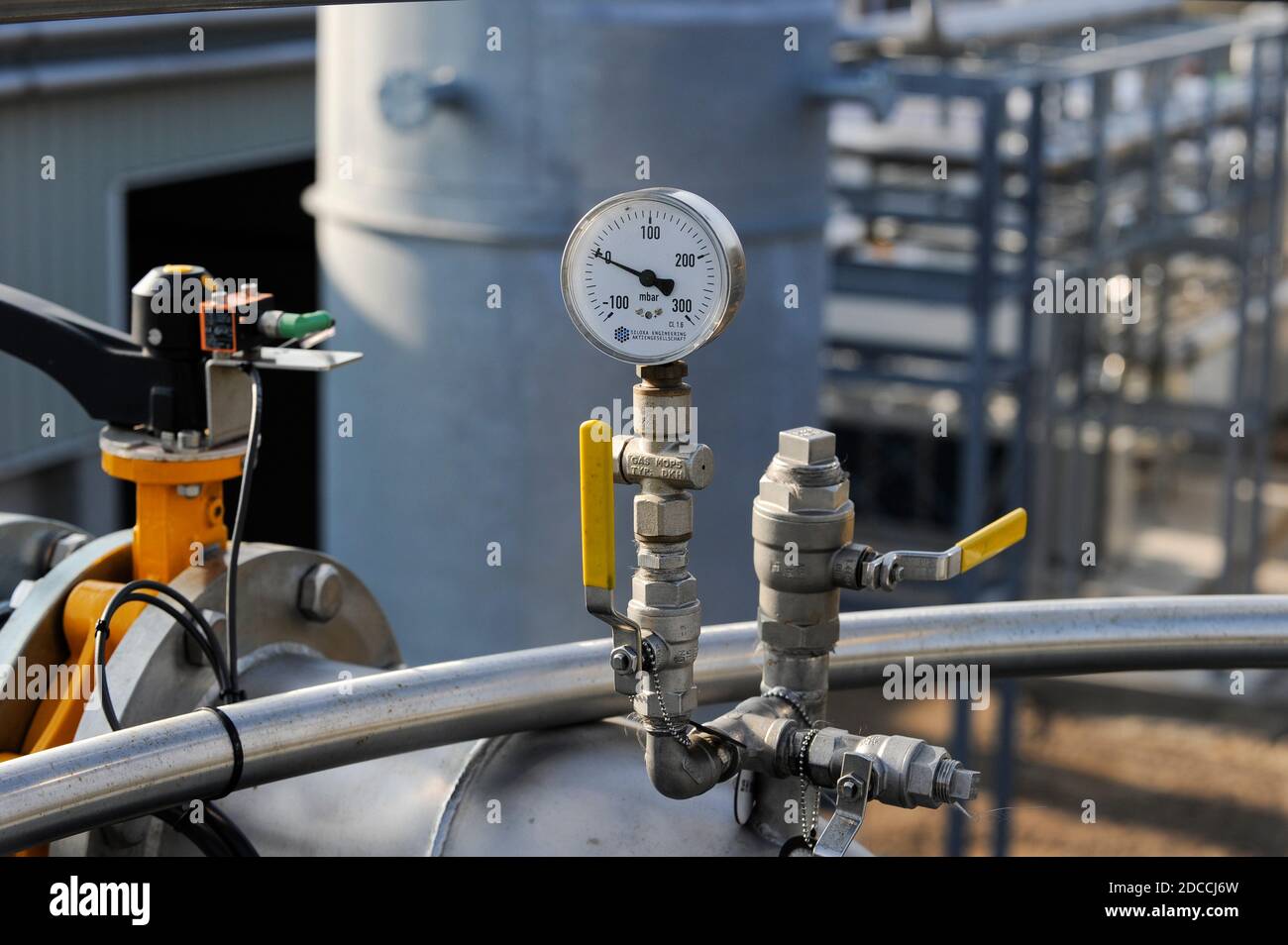 GERMANIA, Amburgo, stabilimento di compost e impianto di biogas , i rifiuti organici vengono fermentati a secco a Biogas e compost , il gas biometano viene fornito alla rete pubblica di gas / DEUTSCHLAND, Amburgo , Kompostwerk und Biogasanlage Buetzberg der Stadtreinigung Hamburg, In einer Trockenfermentation Anlage werden aus Bioabbaellen Biogas und hochwertiger Kompost erzeugt, das Bio-methan gas wird durch Vattenfall in das Gasnetz eingespeist Foto Stock