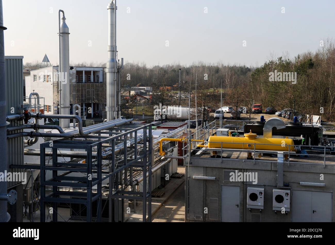 GERMANIA, Amburgo, stabilimento di compost e impianto di biogas, i rifiuti organici vengono fermentati a secco a Biogas e compost , il biogas viene trasformato in biometano e fornito alla rete di gas / DEUTSCHLAND, Amburgo , Kompostwerk und Biogasanlage Buetzberg der Stadtreinigung Hamburg, In einer Trockenfermentation Anlage werden aus Bioabbaellen Biogas und hochwertiger Kompost erzeugt, das gas wird durch Vattenfall in das Gasnetz eingespeist, Methanisierung und Einspeisestation Foto Stock