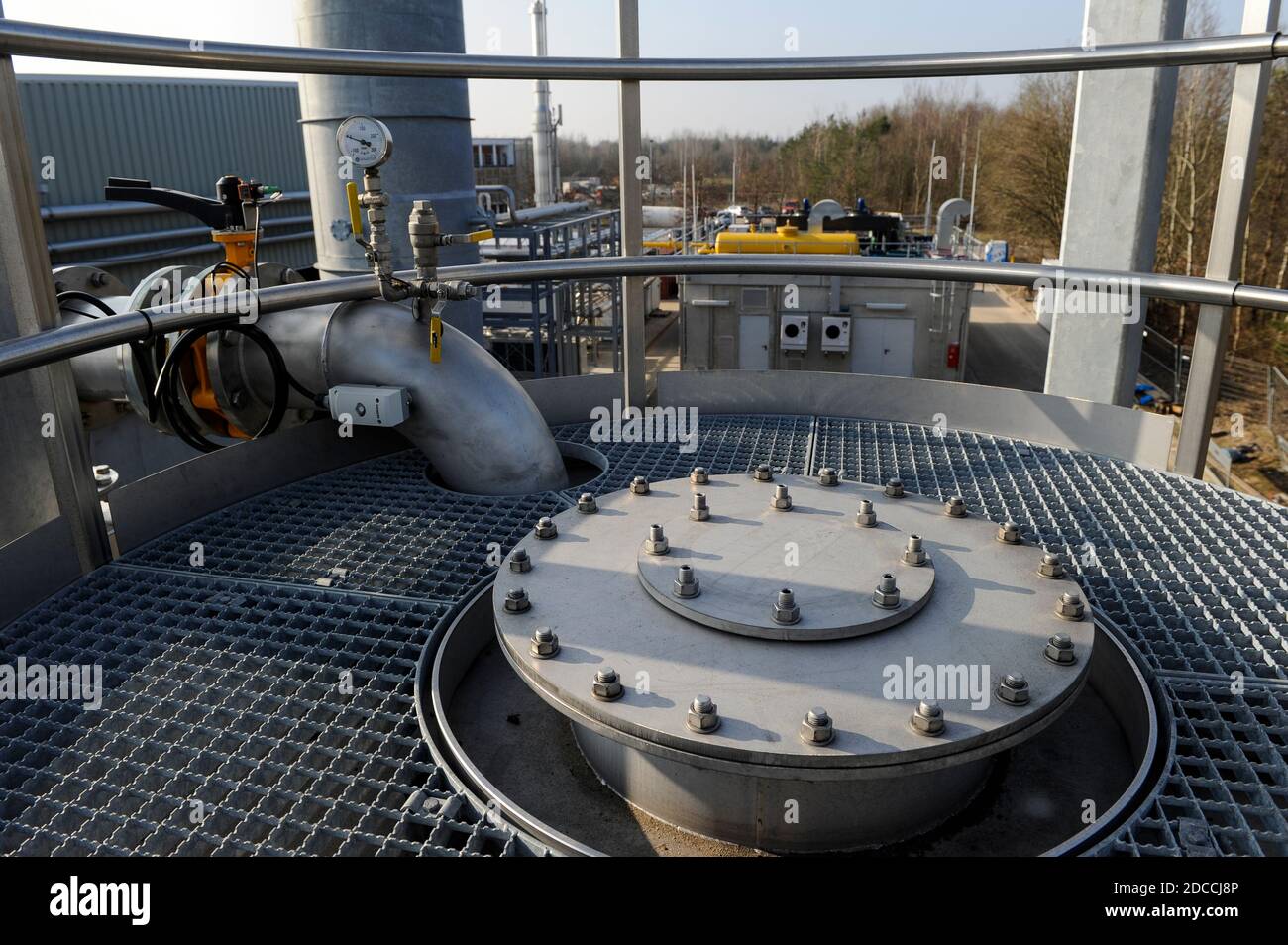 GERMANIA, Amburgo, fabbrica di compost e impianto di biogas, rifiuti organici fermentati a secco a Biogas e al composto, il gas metano viene fornito alla rete di gas / DEUTSCHLAND, Amburgo , Kompostwerk und Biogasanlage Buetzberg der Stadtreinigung Amburgo, in einer Trockenfermentation Anlage werden aus Bioabfaellen Biogas und hochwertiger, Kompost-Zomerugt Das gas wird durch Vattenfall in das Gasnetz eingespeist, Methanisierung und Einsteisestation Foto Stock