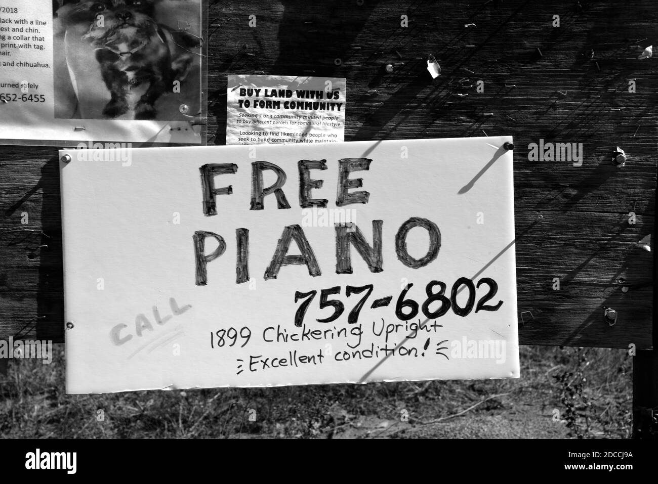 Un segno pubblicato su un bordo rurale del bollettino sul lato della strada a Pecos, New Mexico, annuncia un pianoforte verticale antico libero ad una buona casa. Foto Stock