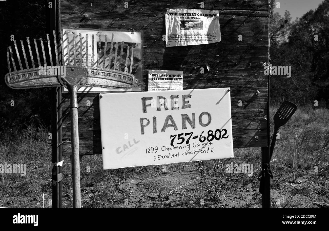 Un segno pubblicato su un bordo rurale del bollettino sul lato della strada a Pecos, New Mexico, annuncia un pianoforte verticale antico libero ad una buona casa. Foto Stock