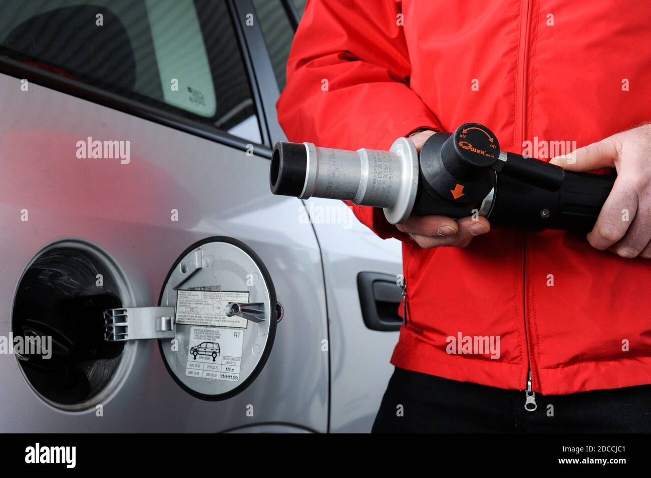 GERMANIA Amburgo, la stazione di rifornimento vende Bio CNG, che è biometano da Biogas fermentato da rifiuti o rifiuti /DEUTSCHLAND Amburgo, Verkauf von Bio-CNG, Biomethan aus 100% Biogas aus fermentierten Abfallstoffen gewonnen, durch Firma Mabagas an einer Oil Tankstelle a Schenefeld Foto Stock