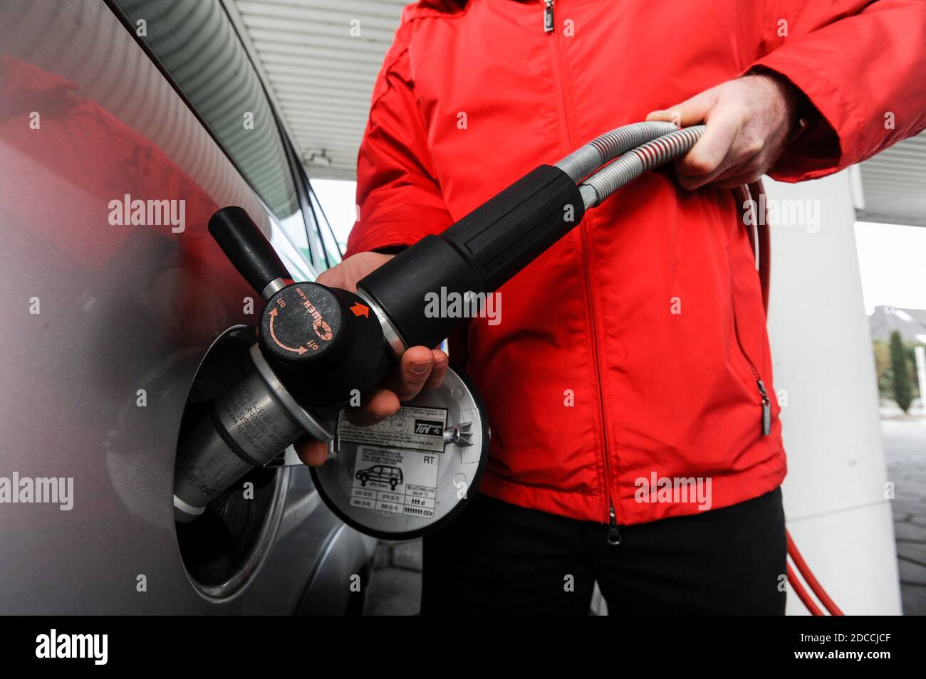 GERMANIA Amburgo, la stazione di rifornimento vende Bio CNG, che è biometano da Biogas fermentato da rifiuti o rifiuti /DEUTSCHLAND Amburgo, Verkauf von Bio-CNG, Biomethan aus 100% Biogas aus fermentierten Abfallstoffen gewonnen, durch Firma Mabagas an einer Oil Tankstelle a Schenefeld Foto Stock