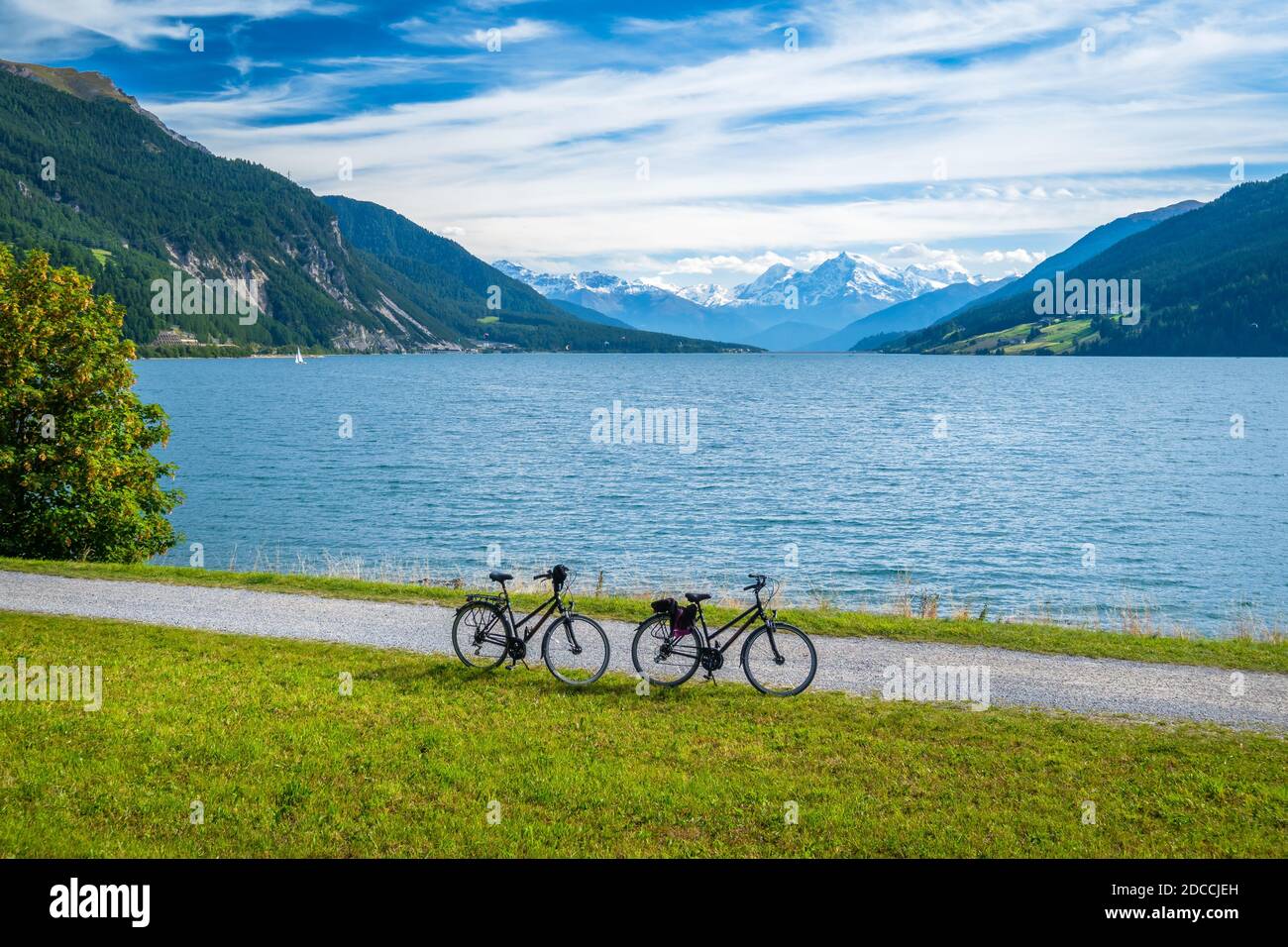 Due biciclette al Lago di Resia e ai Monti Ortler in Val Venosta (Alto Adige). Si trova al di là del confine austriaco al Passo della Resia Foto Stock