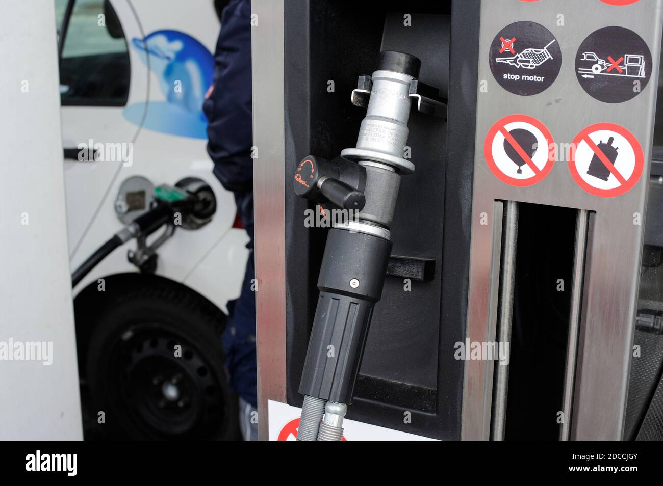 GERMANIA Amburgo, la stazione di rifornimento vende Bio CNG, che è biometano da Biogas fermentato da rifiuti o rifiuti /DEUTSCHLAND Amburgo, Verkauf von Bio-CNG, Biomethan aus 100% Biogas aus fermentierten Abfallstoffen gewonnen, durch Firma Mabagas an einer Oil Tankstelle a Schenefeld Foto Stock