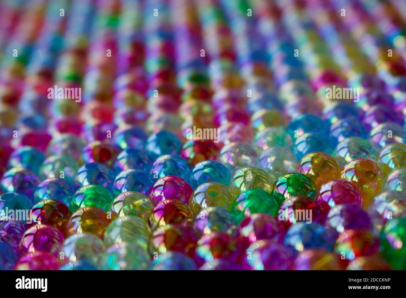 Set di perline trasparenti, lucide e colorate che assomiglia a bolle di  sapone. Perle di semi da utilizzare in collane e bracciali Foto stock -  Alamy