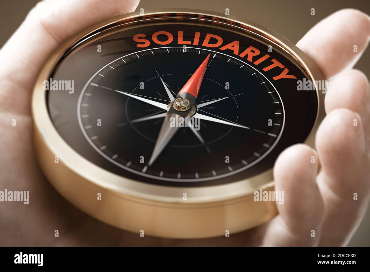 Mano dell'uomo che tiene la bussola con l'ago che punta la parola solidarietà. Concetto di sociologia. Immagine composita tra una fotografia a mano e uno sfondo 3D. Foto Stock