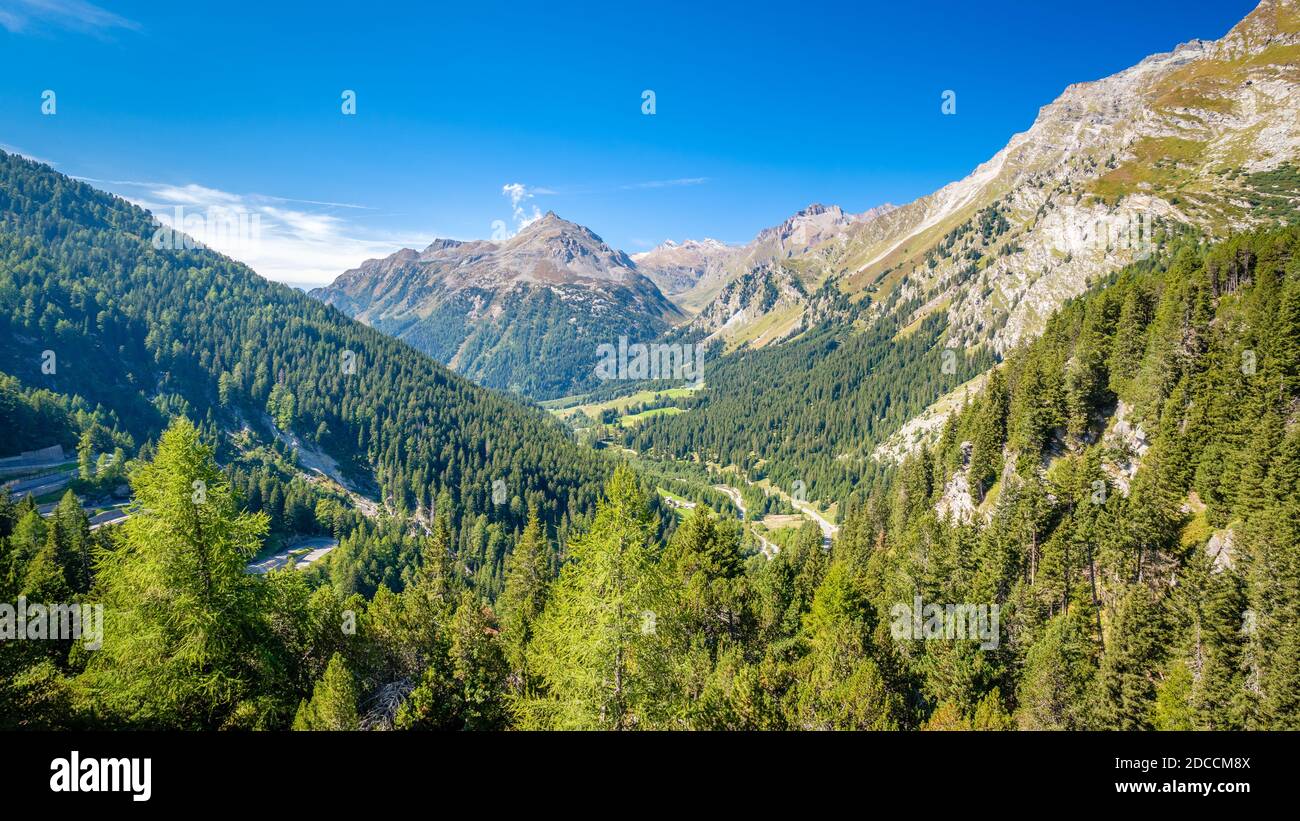 Vista sulla valle Val Bregaglia (in tedesco: Bergell) in cima al Passo Maloja (Engadina, Svizzera), un passo di alta montagna Foto Stock