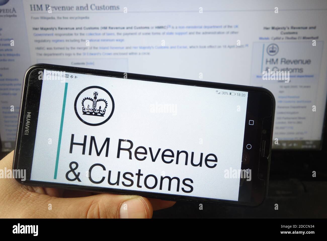 KONSKIE, POLONIA - 18 agosto 2019: Logo delle entrate e delle dogane di HM visualizzato sul telefono cellulare Foto Stock
