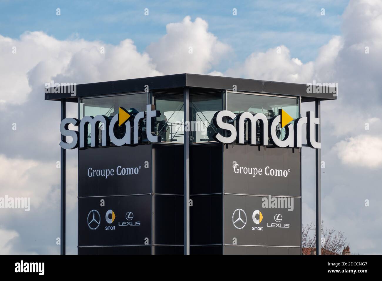 Vélizy-Villacoublay, Francia - 20 novembre 2020: Vista esterna di Como-Velizy, distributore di automobili Smart, marchio tedesco di mini-automobili a 2 posti Foto Stock