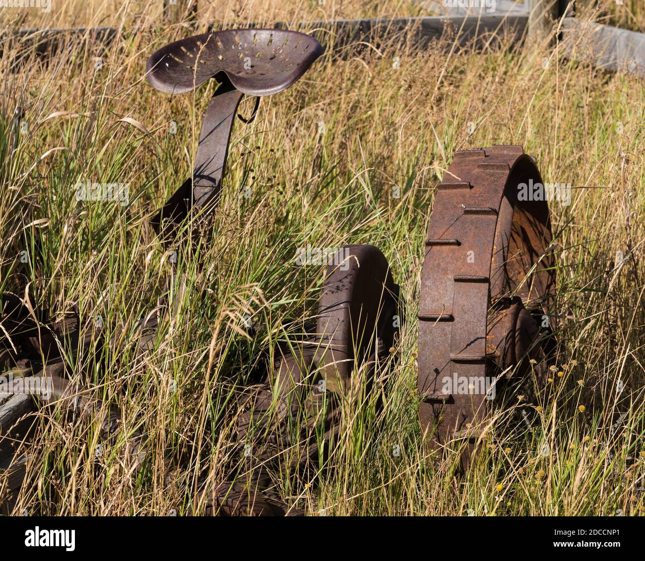 Ruota in ferro battuto su una falciatrice da fieno vintage su un ranch in  Idaho, Stati Uniti d'America. Ora parte di un museo privato Foto stock -  Alamy