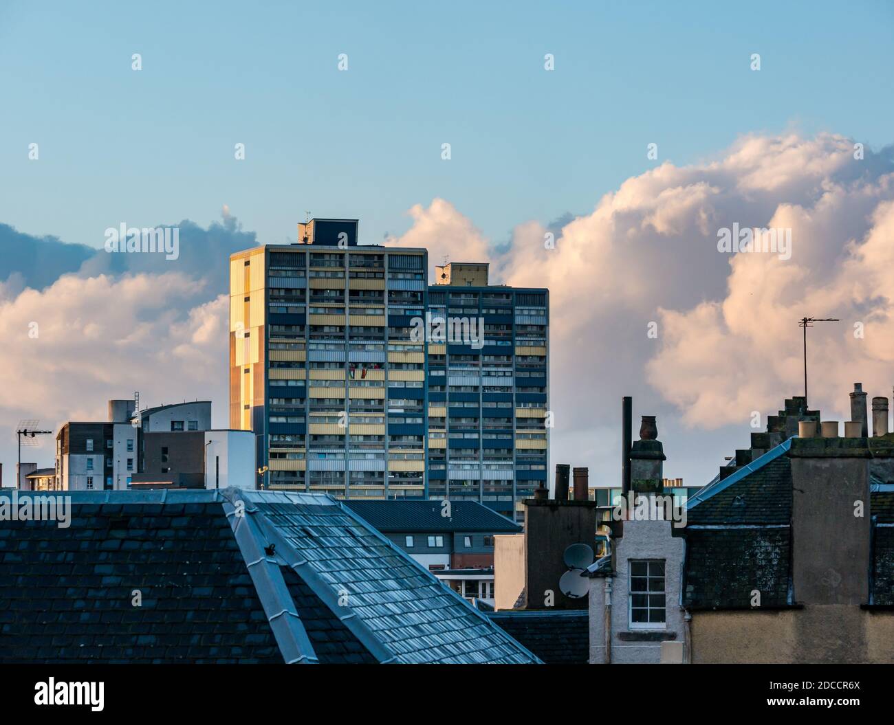 Consiglio torre blocco di appartamenti che torreggia su tetti con nuvole soffici, Leith, Edimburgo, Scozia, Regno Unito Foto Stock