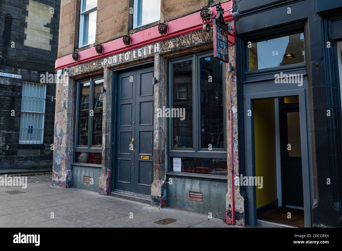Tradizionale vecchio pub, Port o' Leith bar, chiuso durante la pandemia, Leith, Edinburgo, Scozia, Regno Unito Foto Stock