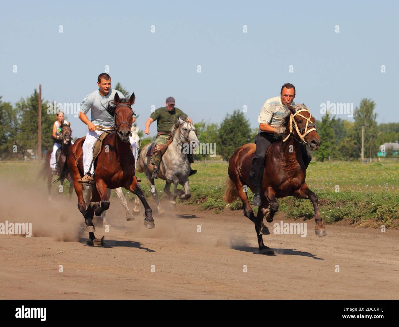 I cavalieri russi gareggiano in una competizione a Novotomnokovo fiera nazionale Foto Stock