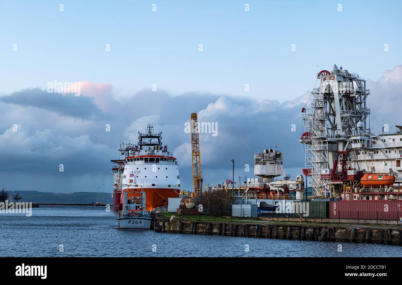Le navi di rifornimento offshore ormeggiate a Leith attraccano al crepuscolo, Edimburgo, Scozia, Regno Unito Foto Stock