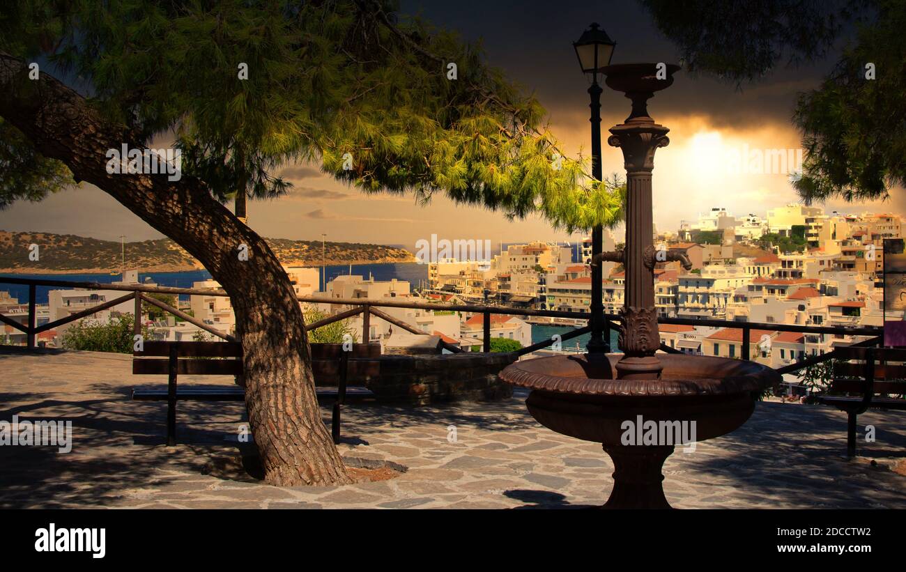 Il famoso punto di vista sul piccolo porto e lago in Agios Nikolaos sull'isola di Creta in Grecia Foto Stock Il famoso punto di vista sul piccolo porto e lago in Agios Nikolaos sull'isola di Creta in Grecia Foto Stock
