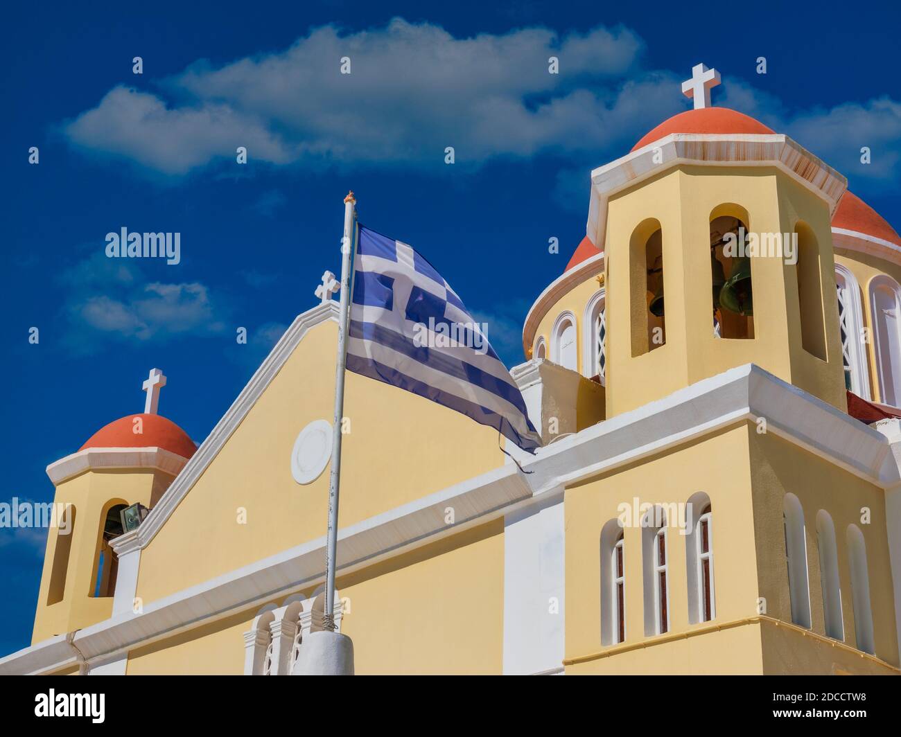 Sitia, Grecia - 13 agosto 2020 - Vista della famosa Chiesa di San Ekaterini (Agia Ekaterini) a Sitia con bandiera in Grecia Foto Stock