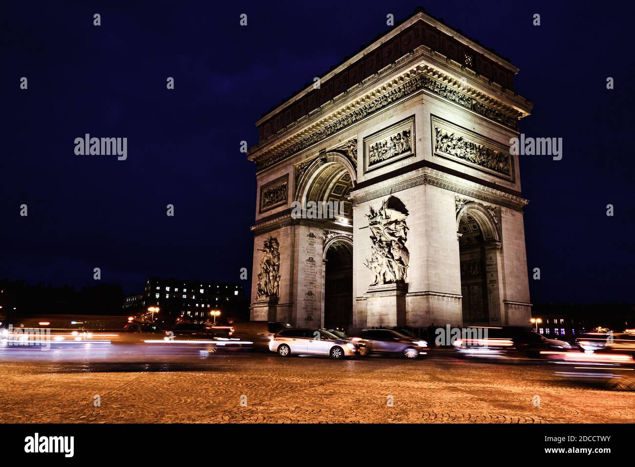 Vista del famoso Arco di Trionfo in piazza Charles de Gaulle di notte con uno sguardo suggestivo a Parigi, Francia Foto Stock