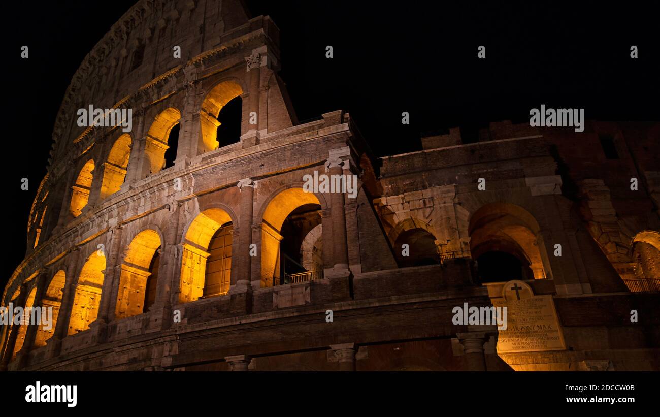 Il punto di riferimento storico di Roma di notte, il Colosseo Foto Stock