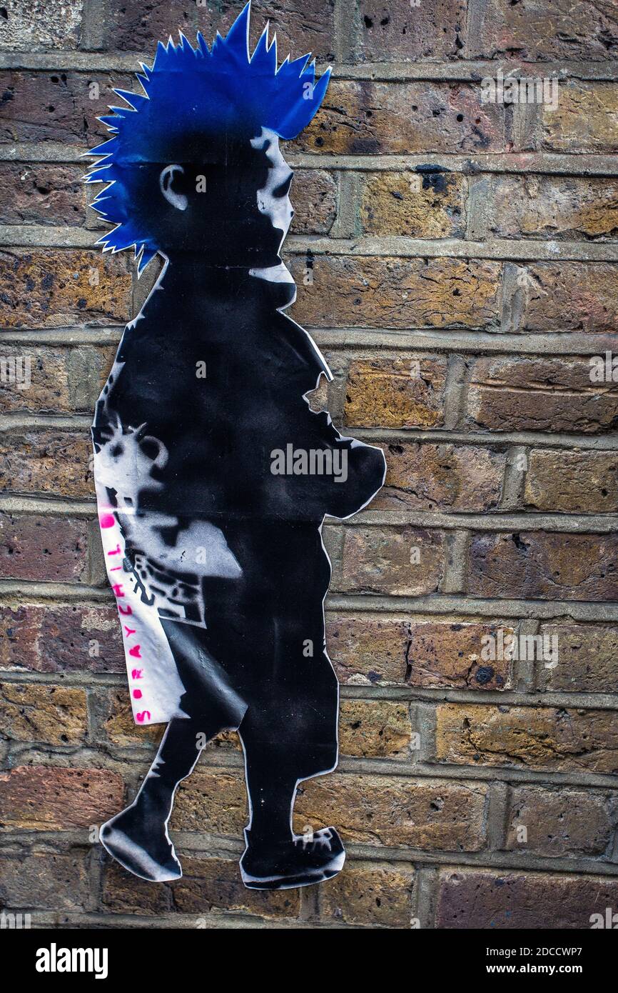 Gran Bretagna / Inghilterra /Londra / punk con stencil mohawk a Camden Market streetart. Foto Stock