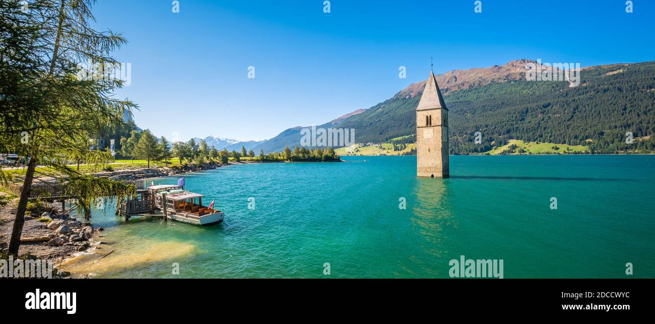 Il lago Reisa (Reschensee) in Italia è famoso per la torre Di una chiesa 14 ° secolo di villaggio Graun che sommerse quando il lago fu approfondito nel 1950 Foto Stock