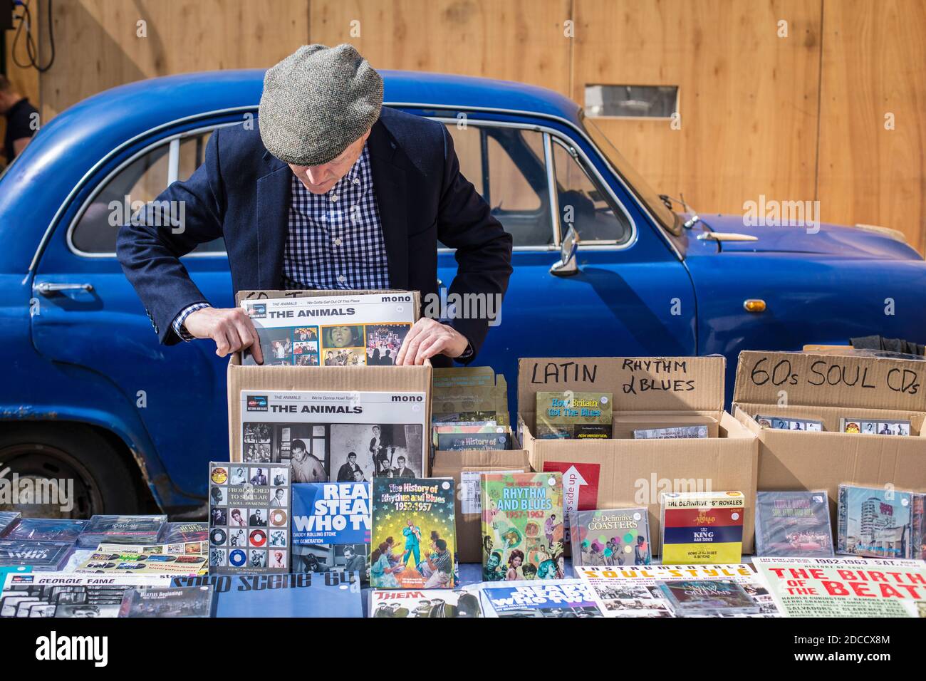 Great Britain / England /London / The Classic Car Boot sale at Granary Square in King's Cross London.Man vendere dischi in vinile . Foto Stock