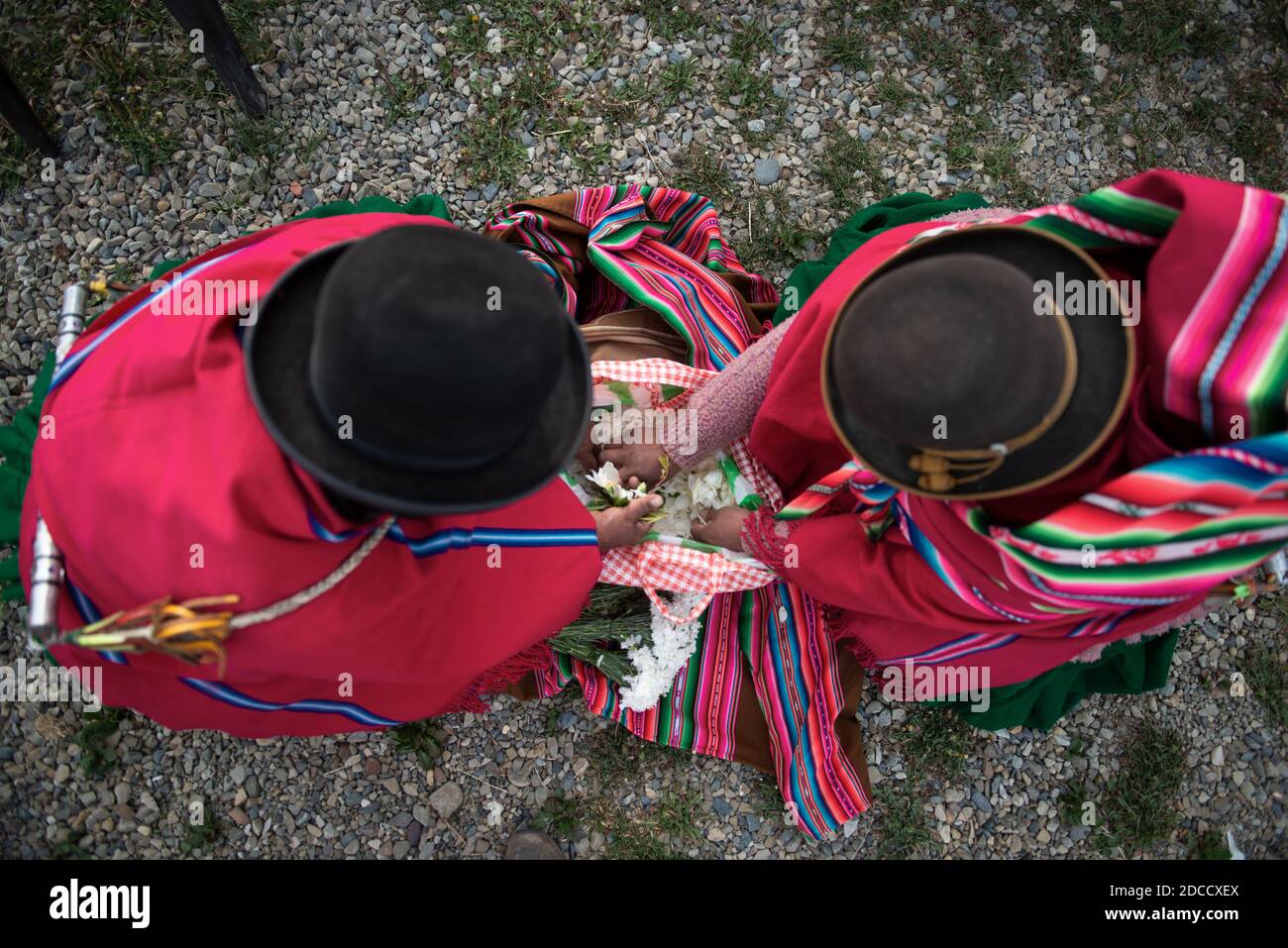 La Paz, Bolivia. 19 Nov 2020. Due donne preparano i fiori per un rituale per la pioggia, che si è svolto nel villaggio di Hampaturi a causa della mancanza di pioggia. Al rituale ha partecipato il nuovo Ministro dell'ambiente e dell'acqua Santos Cruz. Il ministro ha visitato due dighe vicine e ha assicurato che l'approvvigionamento idrico è stato garantito per i prossimi mesi. Nel 2016 la regione è stata colpita da una grave siccità. Credit: Radoslaw Czajkowski/dpa/Alamy Live News Foto Stock