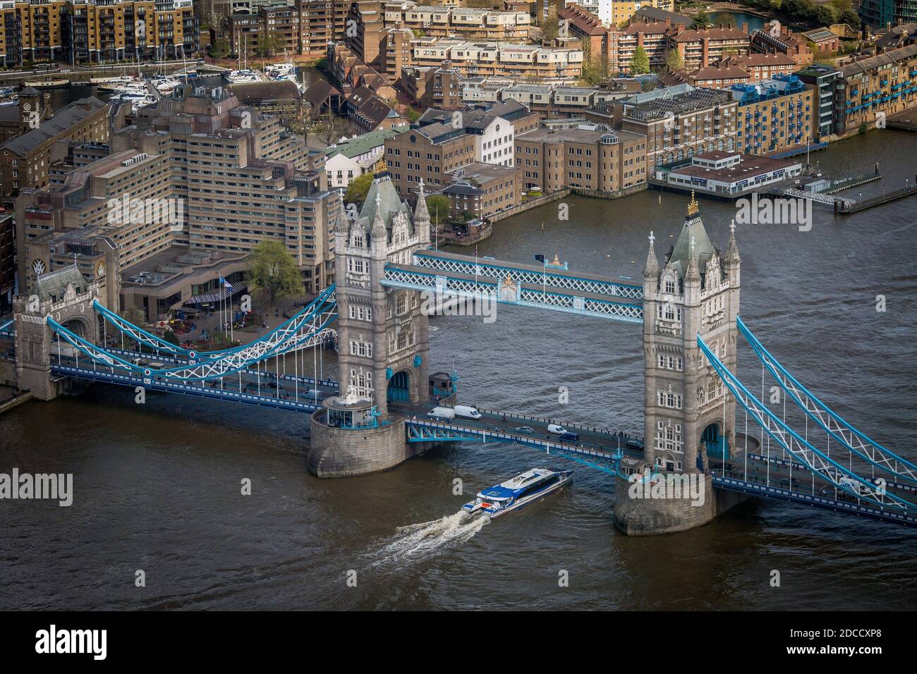 Il Tower Bridge e il fiume Tamigi guardando verso il basso a partire da una piattaforma di osservazione del grattacielo Shard, a Londra, Regno Unito Foto Stock