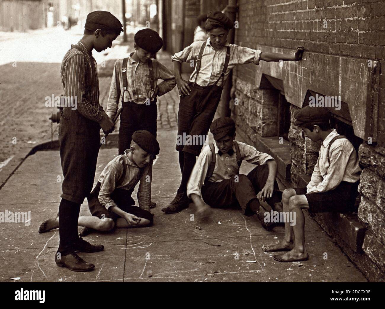 Ragazzi che giocano Street Craps, 1908 Foto Stock