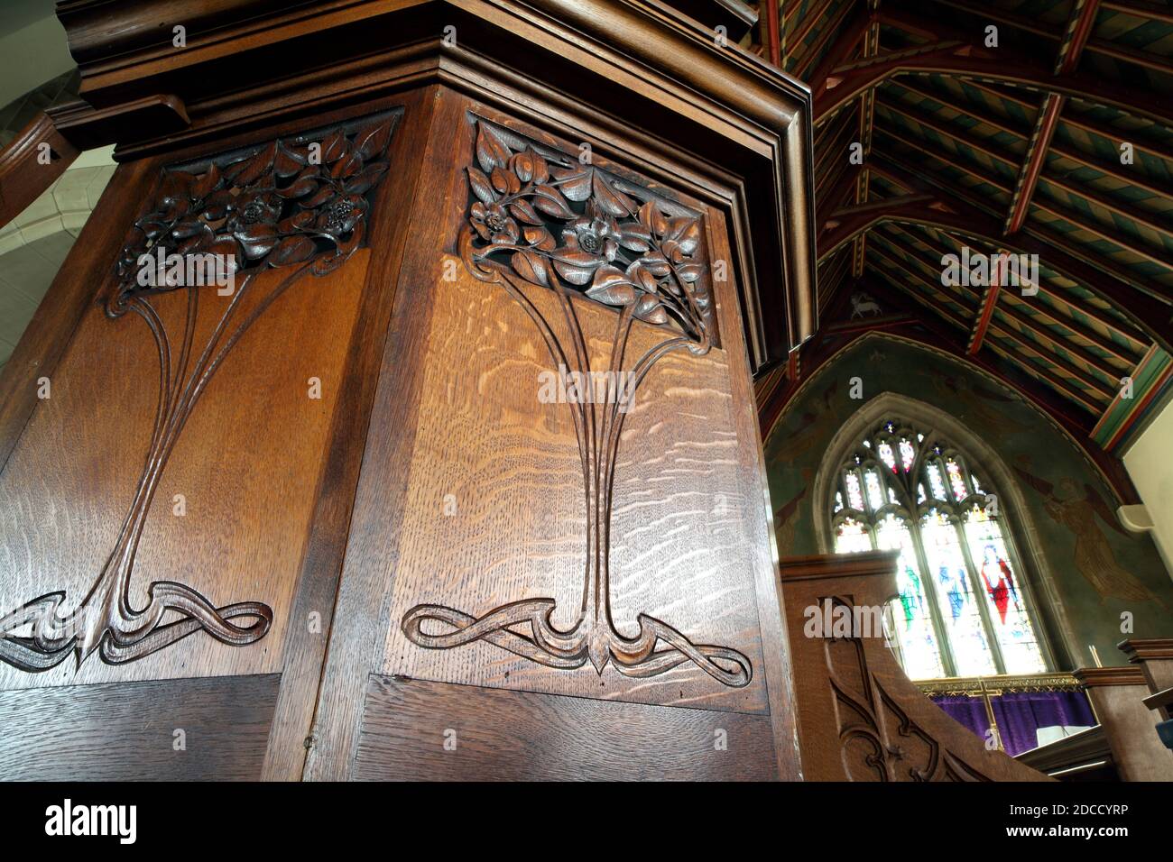 Un pulpito in stile liberty nella chiesa di San Giovanni Evangelista, Ashton Hayes, Cheshire. Pulpito progettato da Fred Crossley. Foto Stock