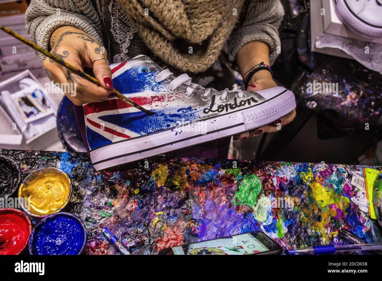 Gran Bretagna / Inghilterra /Londra / Calzature convertive dipinte a mano Camden Market a Londra. Foto Stock