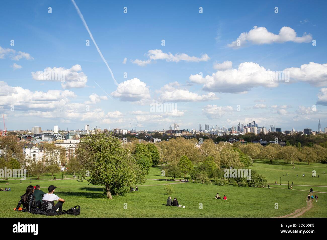 Primrose Hill si trova nella parte settentrionale del Regent`s Park di Londra. La cima della collina ha una vista chiara del centro di Londra, Inghilterra, Regno Unito Foto Stock