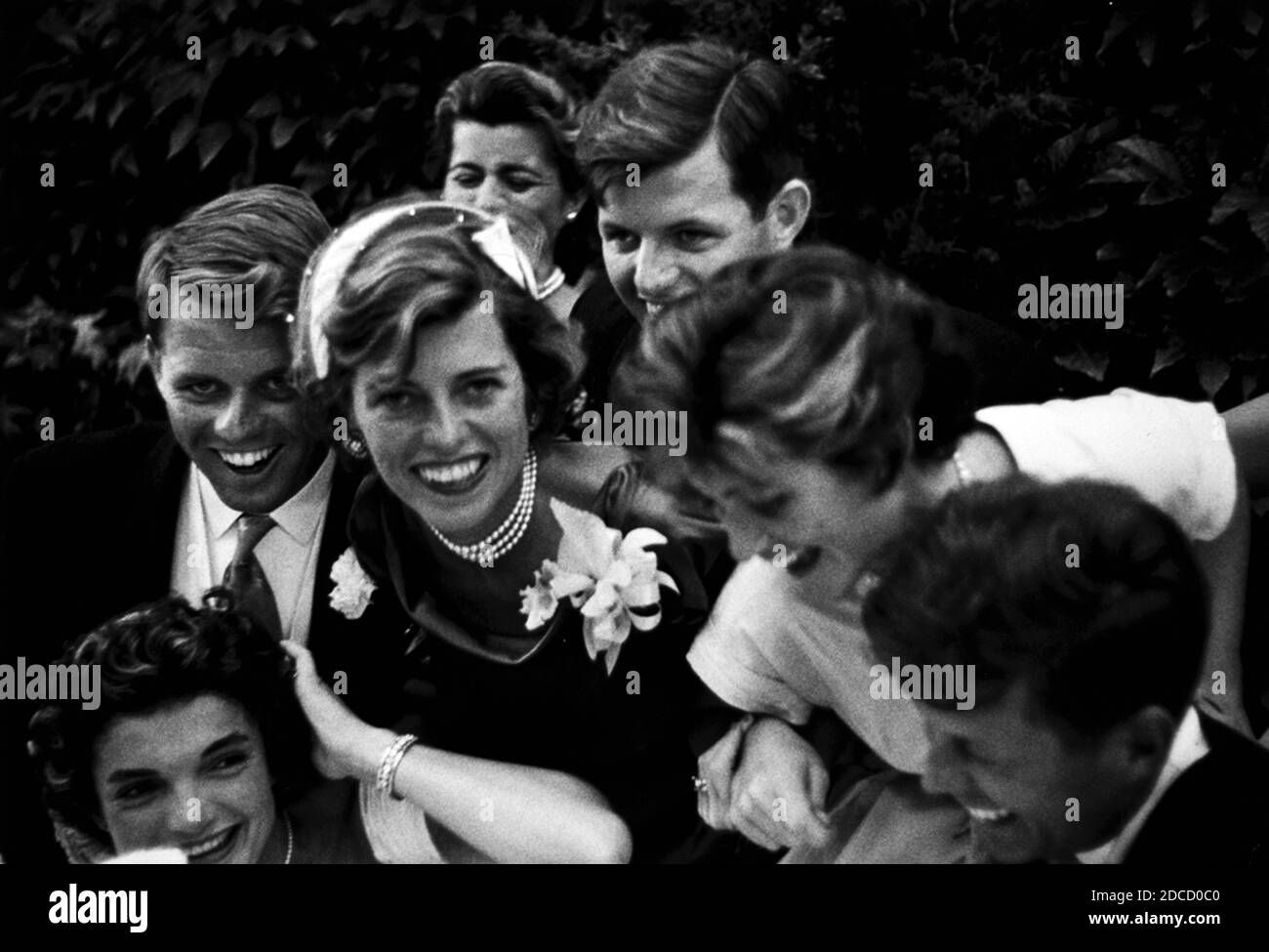 Newlyweds JFK e Jackie con la famiglia, 1953 Foto Stock