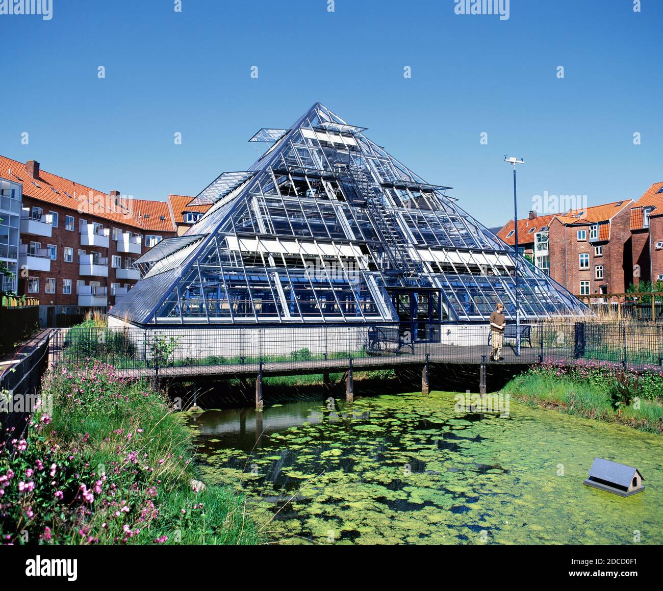 Il Bioworks, Kolding, Danimarca - un impianto di trattamento delle acque reflue a forma di piramide a energia solare (fotovoltaica). Foto Stock