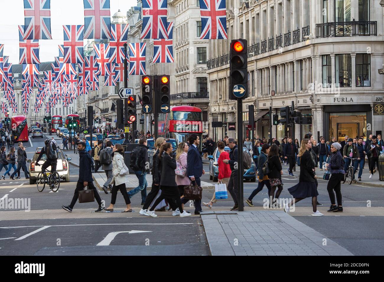 Gran Bretagna / Inghilterra /Londra /Regent Street è decked fuori in un po' di colore, davanti al Giubileo. Foto Stock