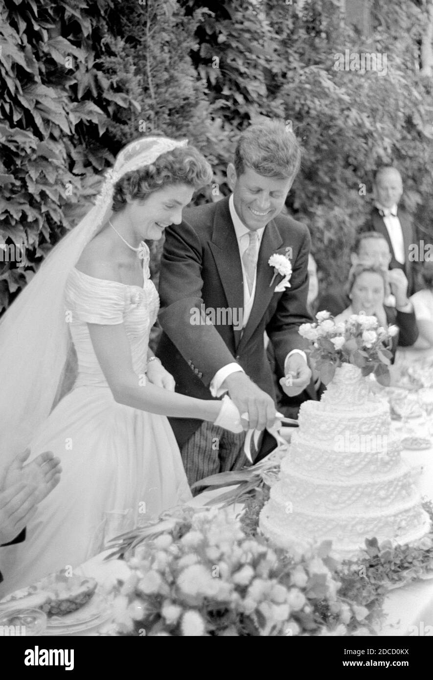 Jackie e JFK Cut Wedding Cake, 1953 Foto Stock