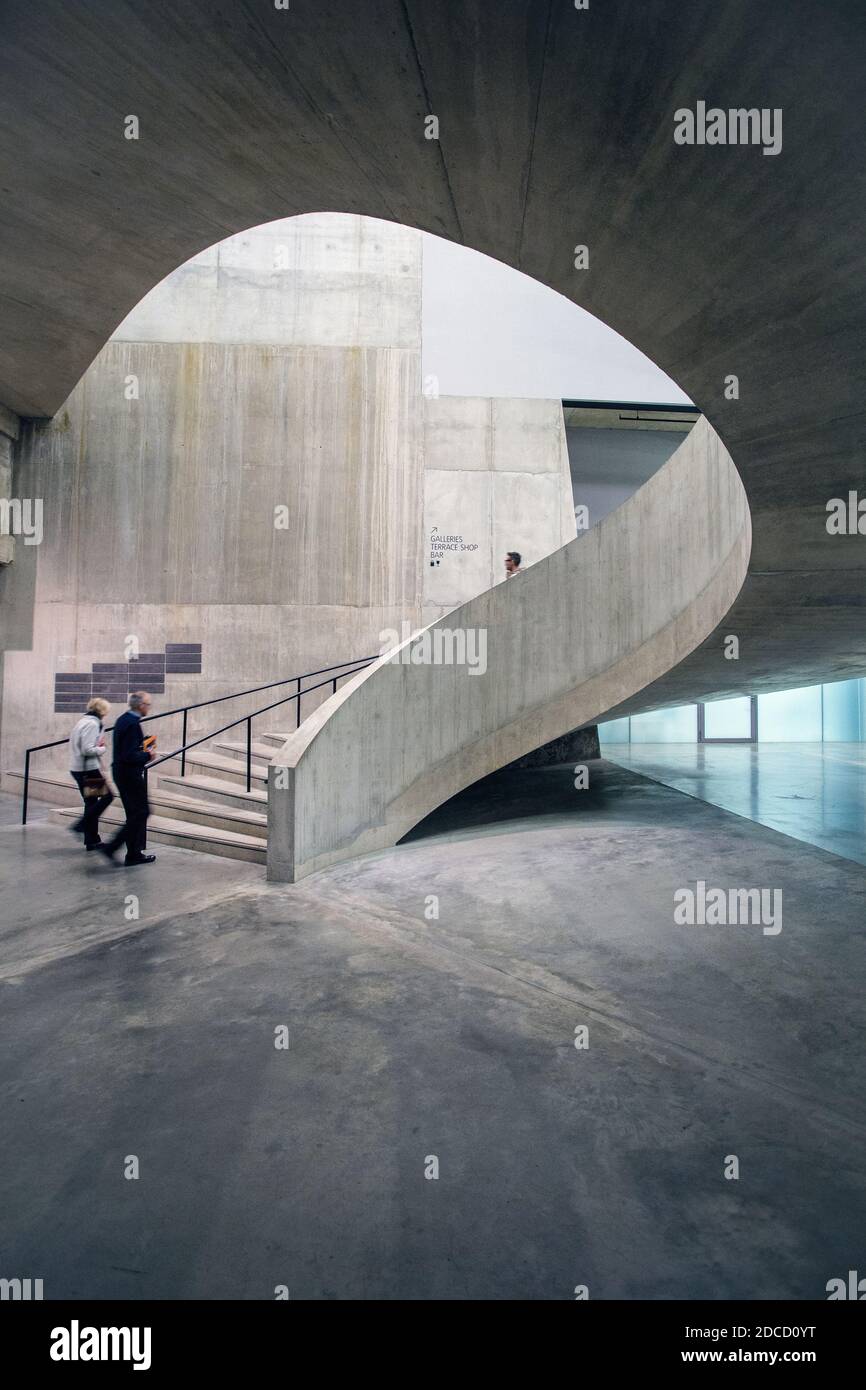 Architettura brutalista all'interno dell'ala Blavatnik della Tate Modern, Londra Foto Stock