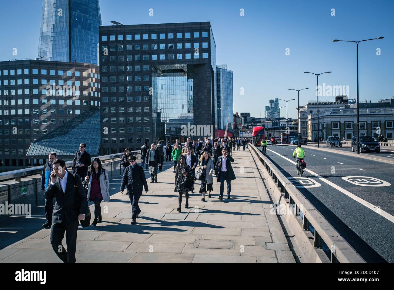 Morning Rush Hour - London Bridge - City of London. London pendolari a piedi per lavorare sul London Bridge Foto Stock