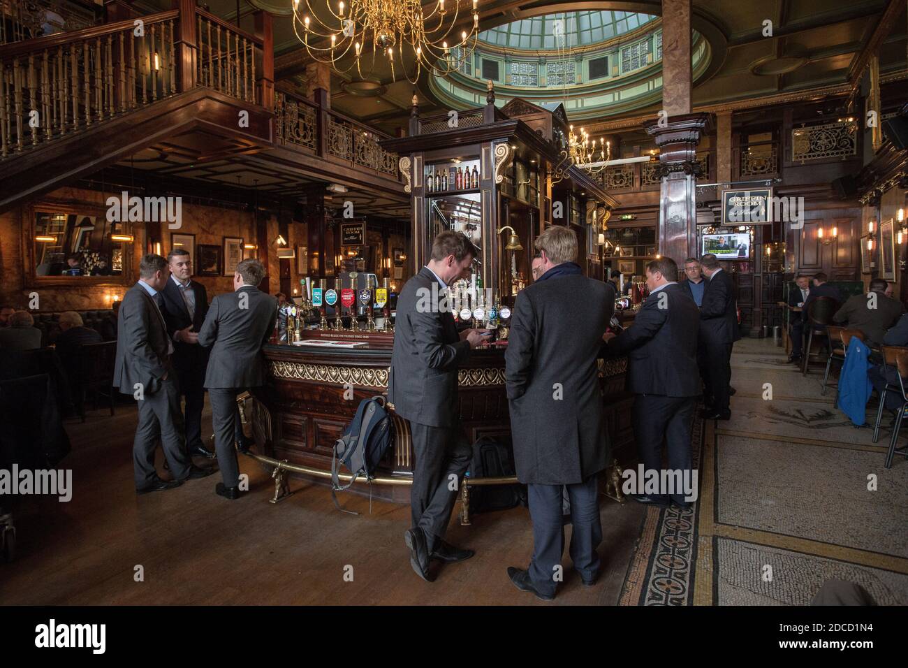 Gran Bretagna / Inghilterra /Londra /Città di Londra / Città di Londra lavoratori che bevono al pub Counting House nella città di Londra, Regno Unito Foto Stock