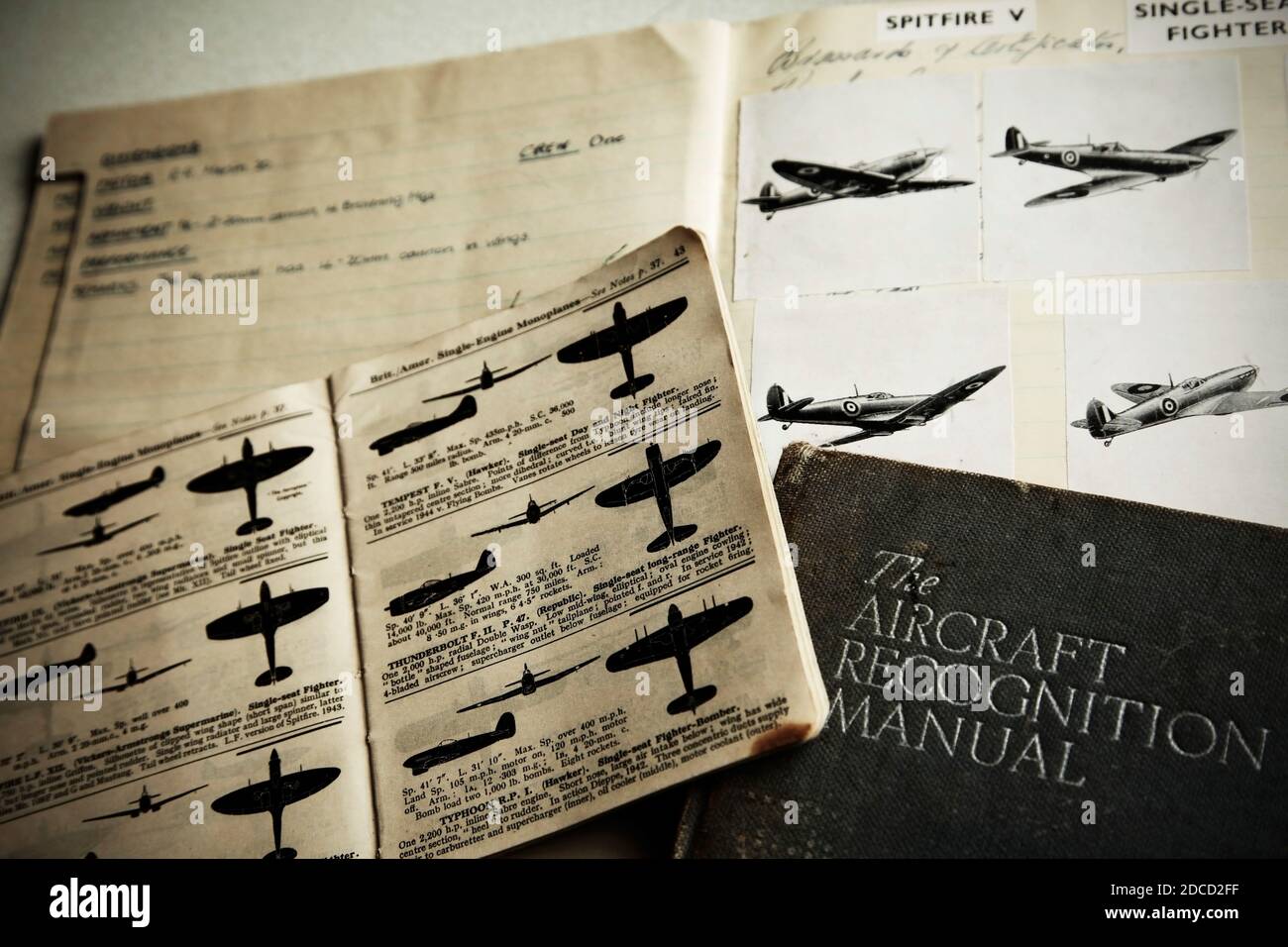Raccolta di informazioni sull'identificazione degli aeromobili della seconda guerra mondiale, con i combattenti Supermarine Spitfire e Hawker Tempest. Foto Stock