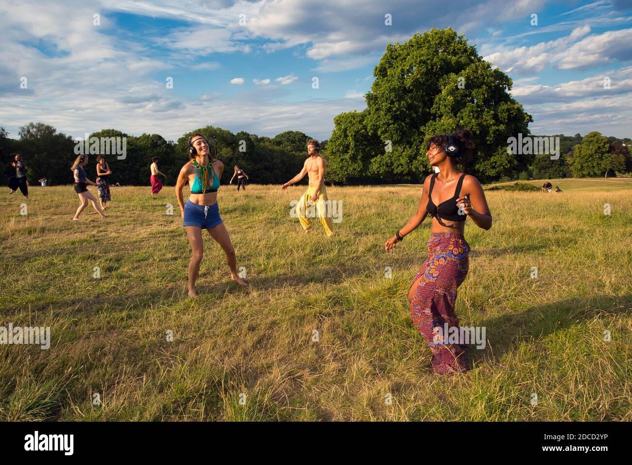 GRAN BRETAGNA / Inghilterra / Londra / Hampstead Heath / Estatic Dance London event . Ballerini che indossano cuffie wireless silenziose da discoteca. Foto Stock