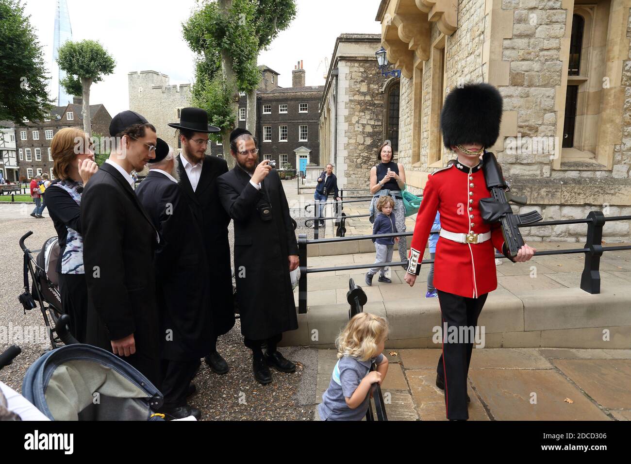Gran Bretagna / Inghilterra /Londra / la Torre di Londra - Ebraico ortodosso scattare foto della Guardia della Regina . Foto Stock