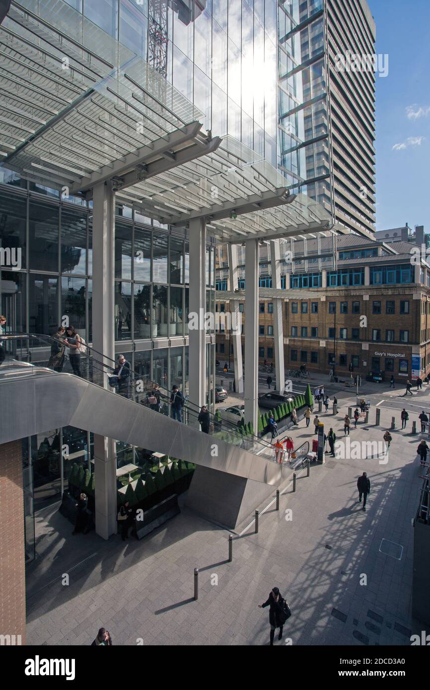 Gran Bretagna / Inghilterra /Londra / The Shard / ingresso pedonale pubblico alla stazione ferroviaria di Shard e London Bridge Foto Stock